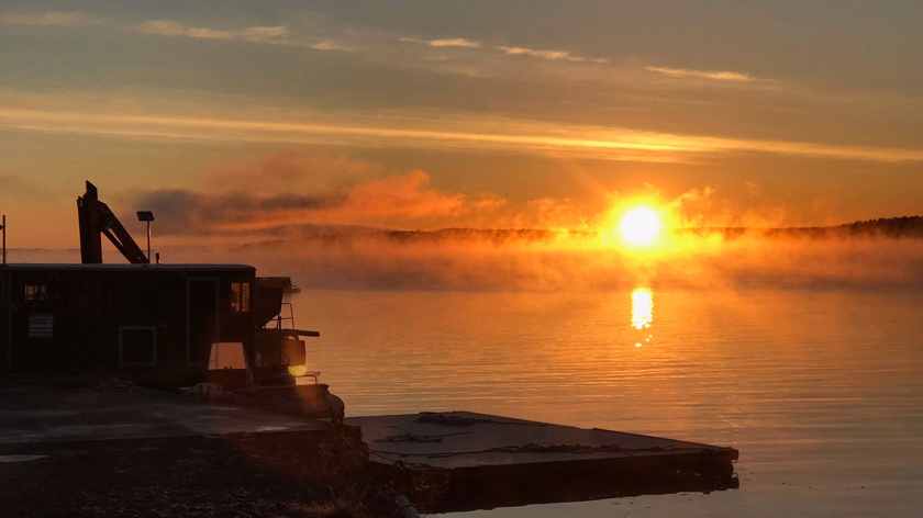 Solnedgång över en fiskodling
