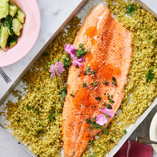 Ugnsbakad regnbåge med rostad dillbulgur och citronyoghurt
