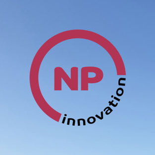 Logotyp NP Innovation mot blå bakgrund