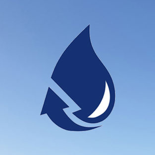 Logotyp SagaAqua mot blå bakgrund