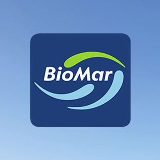 Logotyp Biomar mot blå bakgrund